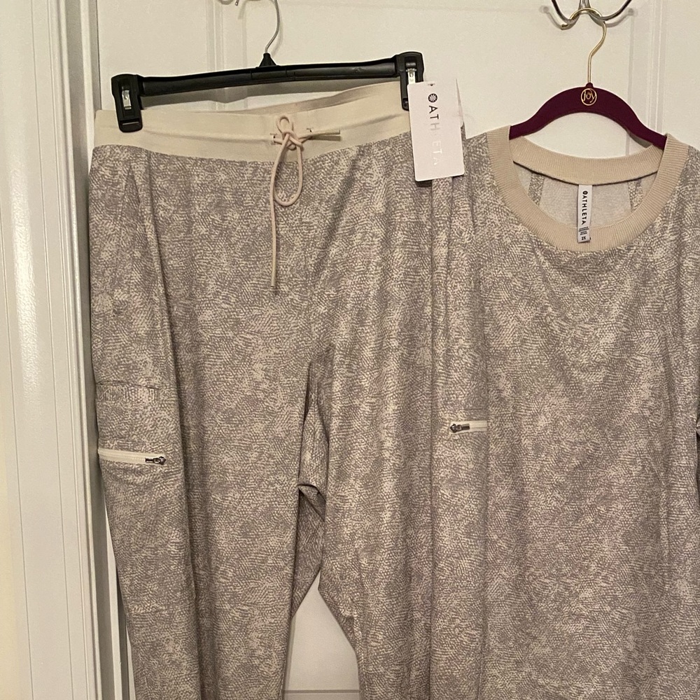 Brand NEW…Athleta Athleisure zephyr pants size 24… Very baggy!
